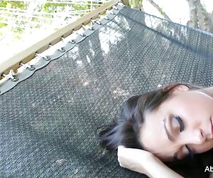 Abigail mac masturbates tra ymlacio ar hammock