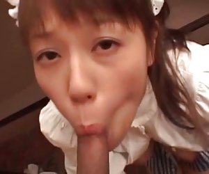 Siapan Busty gweinyddes fucked yn gyhoeddus (uncensored)