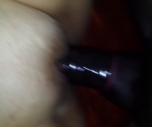 Dandole duro mientras el marido escucha por telefono