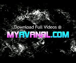 Petite blondie yn ei dynn aur bikini pussy toyed